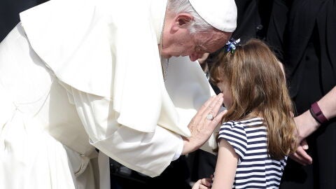 El Papa Francisco cumple el deseo de una ni&ntilde;a que perder&aacute; la vista y el o&iacute;do