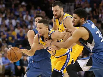Ricky Rubio y Karl-Anthony Towns defienden a Stephen Curry Ricky Rubio y Karl-Anthony Towns defienden a Stephen Curry