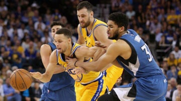 Ricky Rubio y Karl-Anthony Towns defienden a Stephen Curry