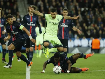 El Kun Agüero controla el balón ante la defensa del PSG El Kun Agüero controla el balón ante la defensa del PSG