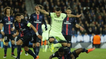 El Kun Ag&uuml;ero controla el bal&oacute;n ante la defensa del PSG