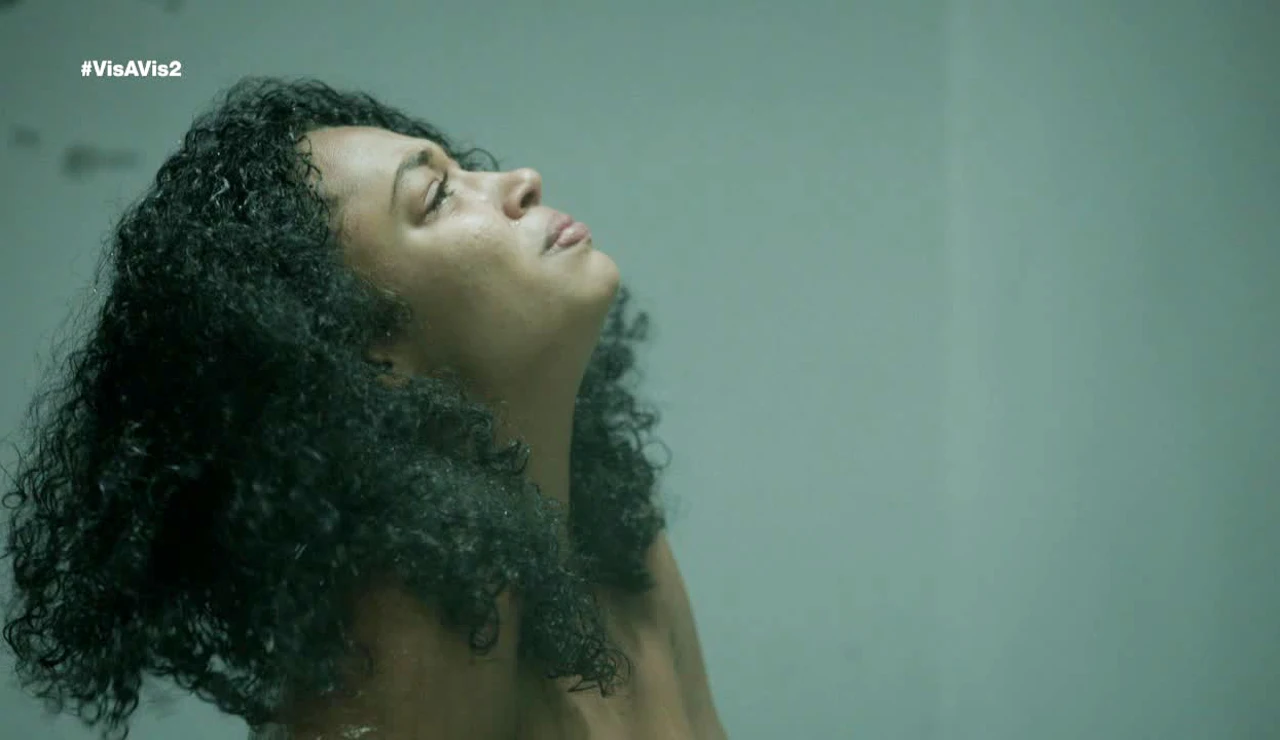 Rizos vive en secreto su violación