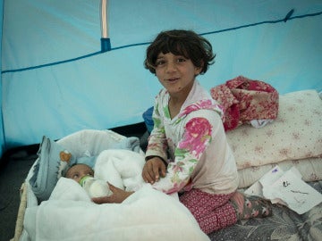 Hala junto a su hermana en su tienda en el campamento de Idomeni