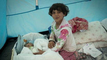Hala junto a su hermana en su tienda en el campamento de Idomeni