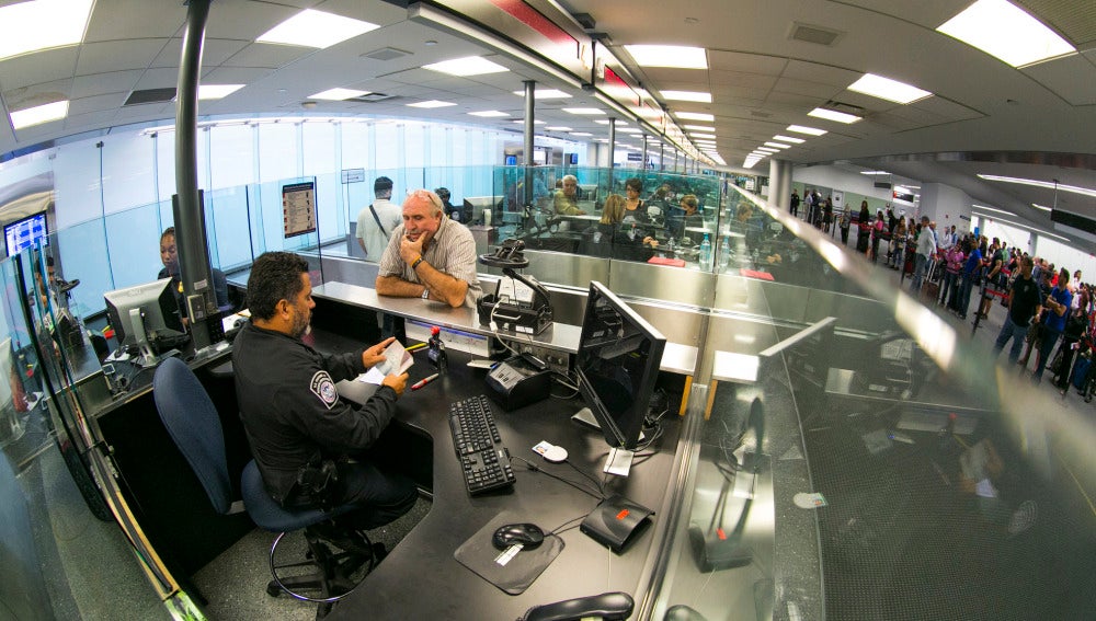 Control de pasaportes en un aeropuerto