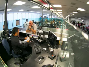 Control de pasaportes en un aeropuerto Control de pasaportes en un aeropuerto