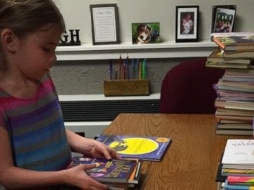 Heidi, feliz con los libros que le han regalado