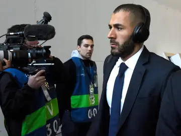 Benzema a su llegada al Volkswagen-Arena Benzema a su llegada al Volkswagen-Arena