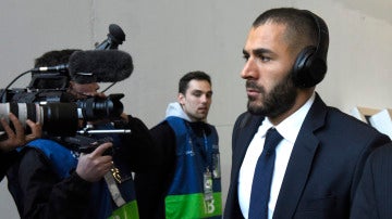 Benzema a su llegada al Volkswagen-Arena