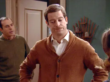 Marcelino descubre a un camarada comunista en casa de Leonor Marcelino descubre a un camarada comunista en casa de Leonor