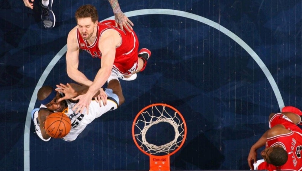 Pau Gasol pelea por un rebote