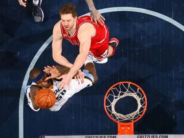 Pau Gasol pelea por un rebote Pau Gasol pelea por un rebote