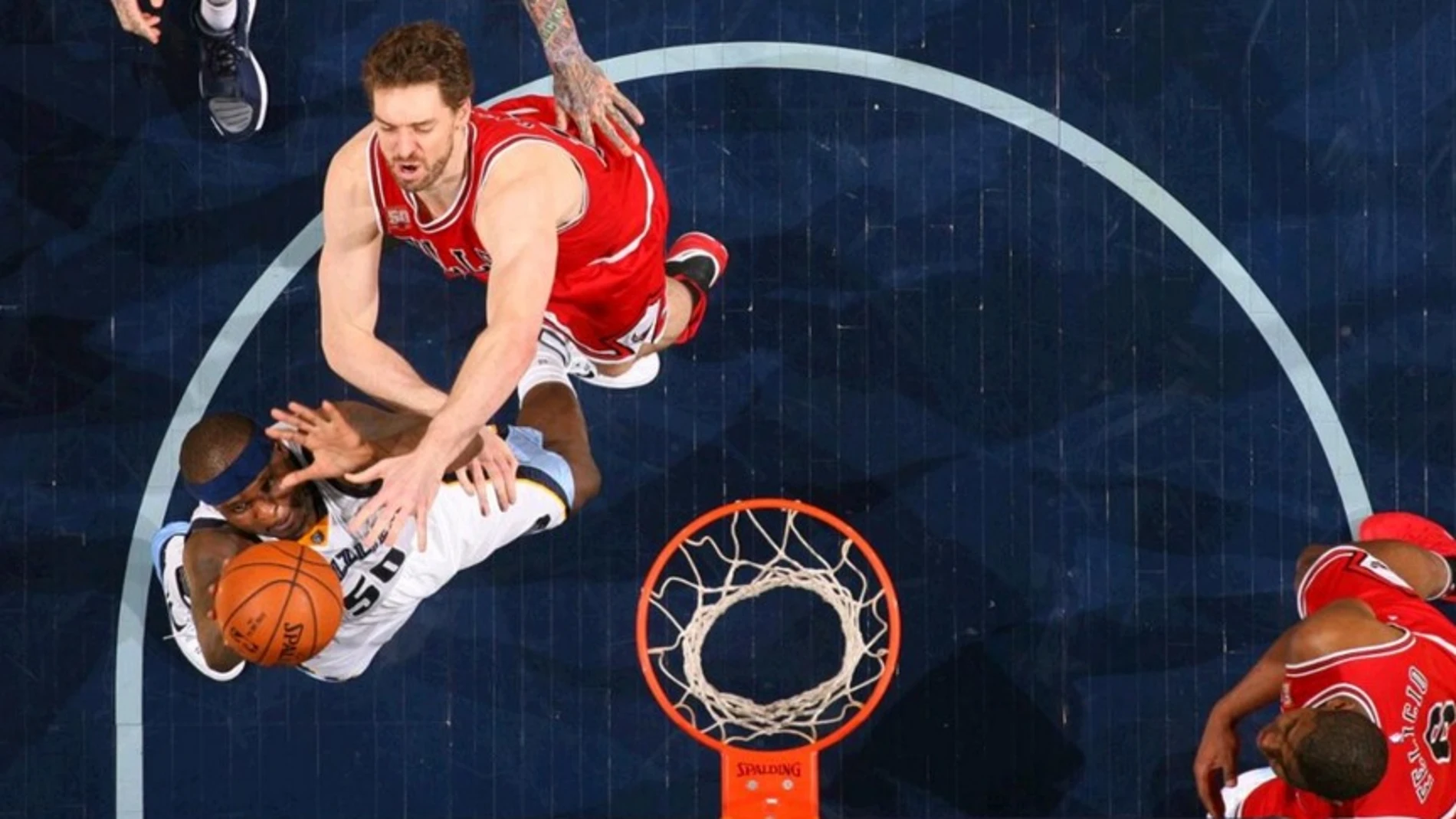 Pau Gasol pelea por un rebote Pau Gasol pelea por un rebote