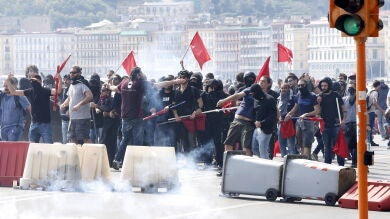 La Policía italiana dispersa con gas lacrimógeno y cañones de agua una protesta contra Renzi en Napolés