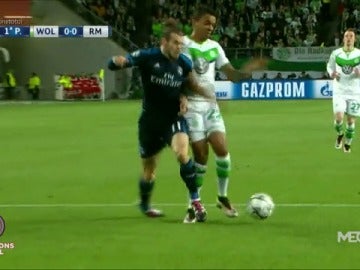Frame 16.323687 de: Así fue el posible penalti a Bale que sufrió en su choque ante el Wolfsburgo