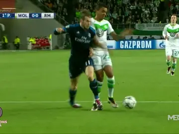Frame 16.323687 de: Así fue el posible penalti a Bale que sufrió en su choque ante el Wolfsburgo Frame 16.323687 de: Así fue el posible penalti a Bale que sufrió en su choque ante el Wolfsburgo