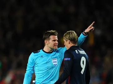 Torres, expulsado por doble amarilla Torres, expulsado por doble amarilla