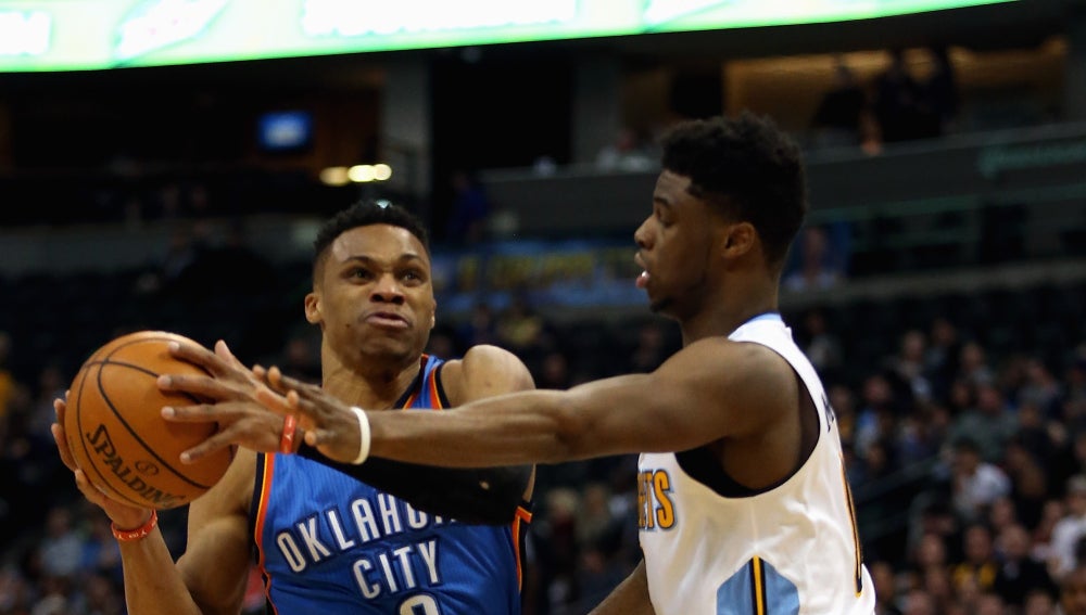 Westbrook consigue igualar la marca histórica de triples-dobles