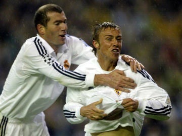 Zidane celebra con Guti el 2-0 ante el Bayern en el 2002