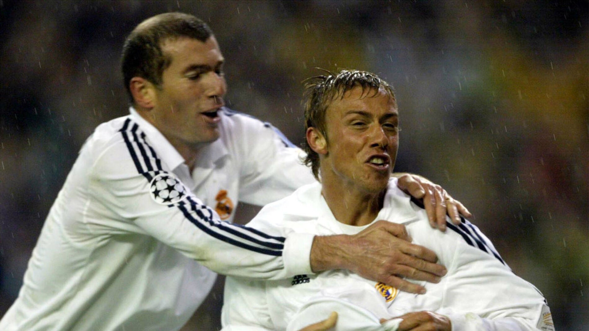 Zidane celebra con Guti el 2-0 ante el Bayern en el 2002