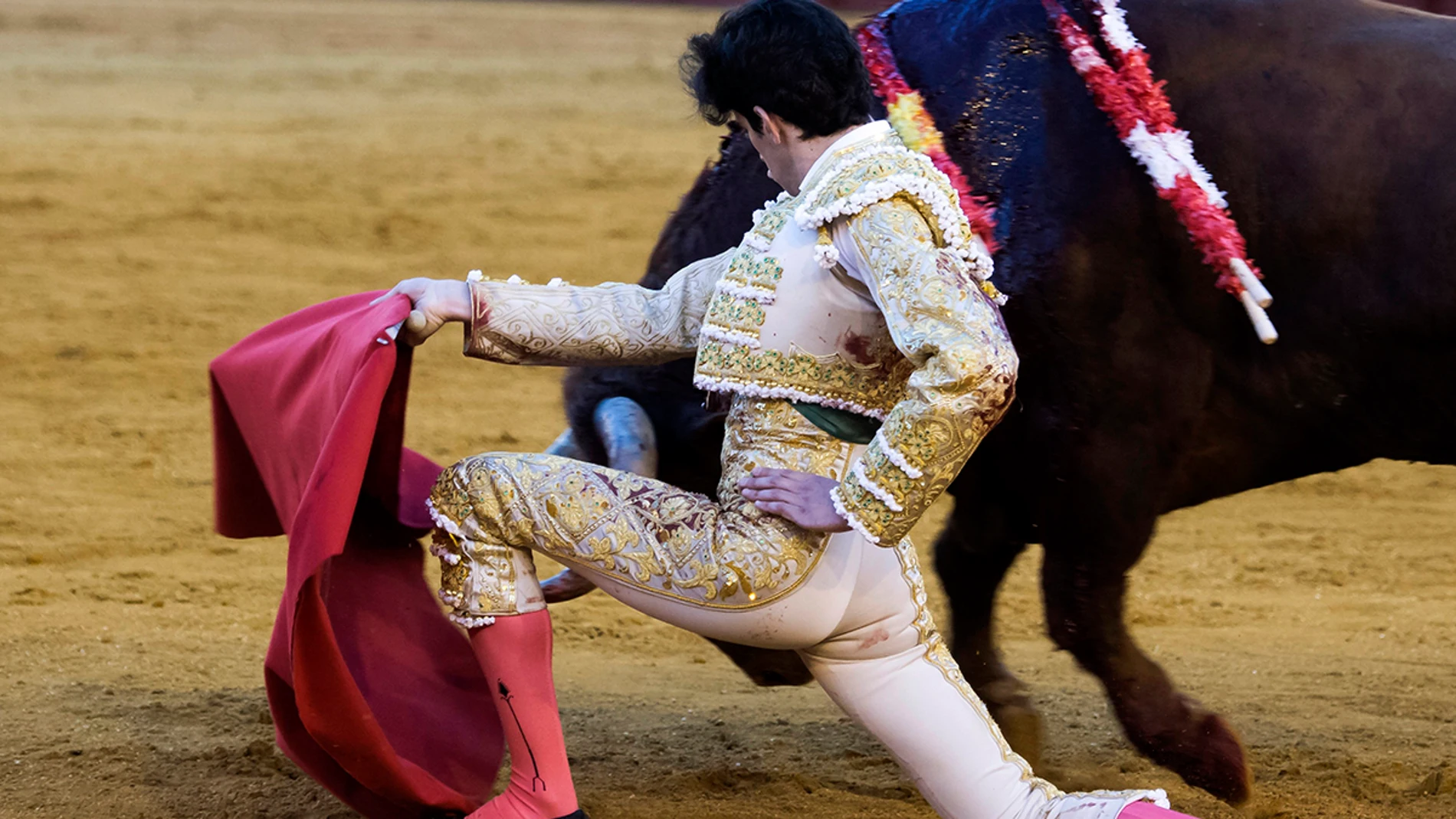 El matador madrileño López Simón con su tercer toro