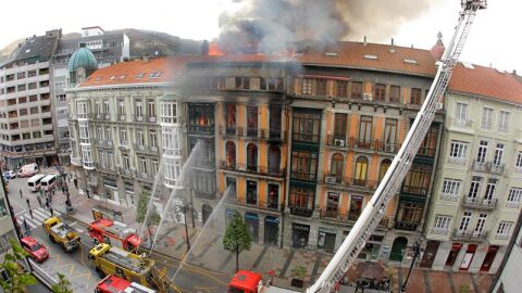El edificio incendiado en Oviedo se derrumba con un bombero dentro