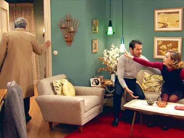 El comisario a punto de descubrir al exiliado comunista en casa de Miguel y Leonor El comisario a punto de descubrir al exiliado comunista en casa de Miguel y Leonor