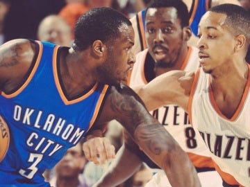 Dion Waiters protege un balón ante la presión de Portland