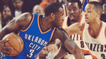 Dion Waiters protege un balón ante la presión de Portland