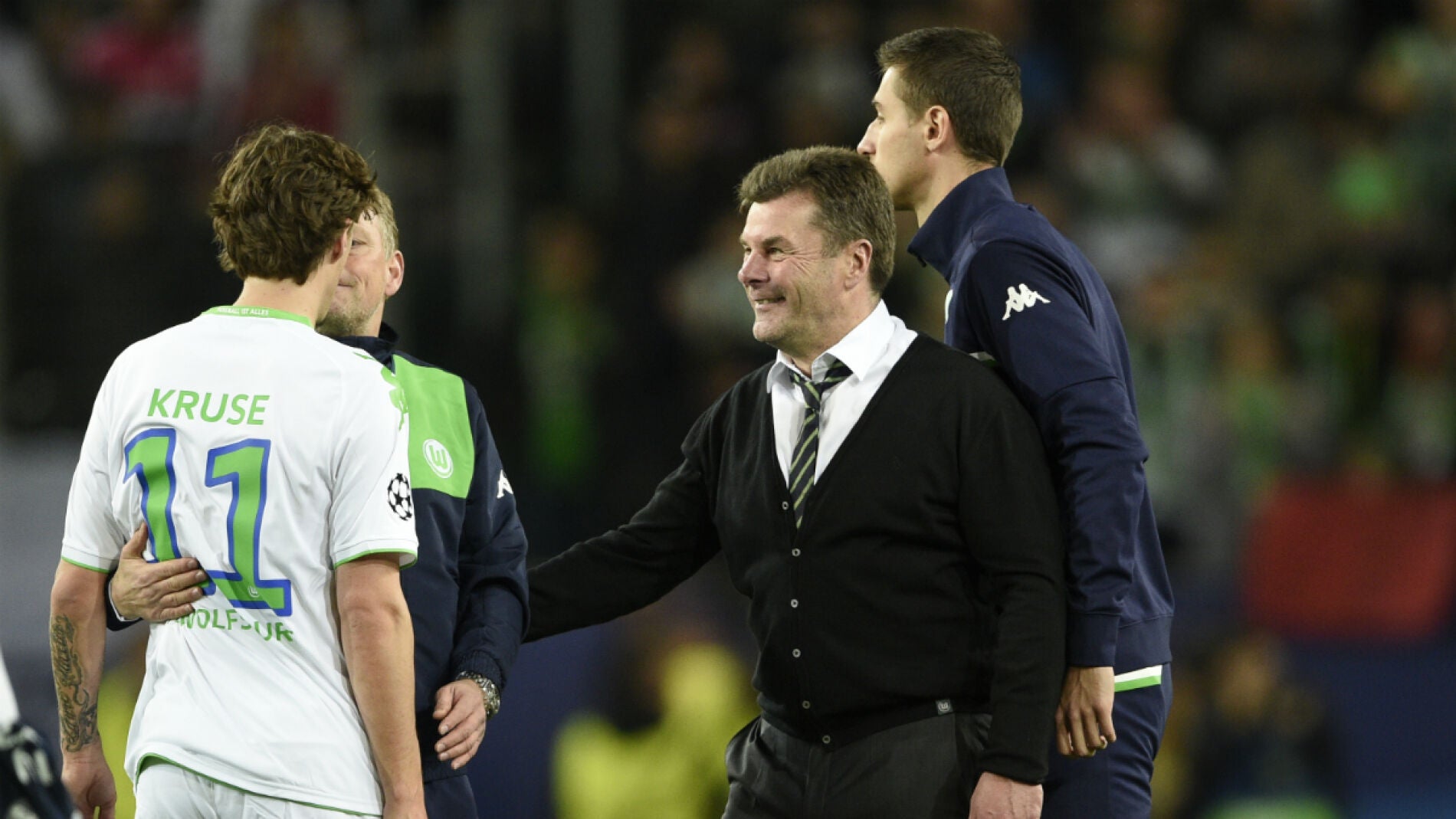 Hecking celebra la victoria con sus jugadores