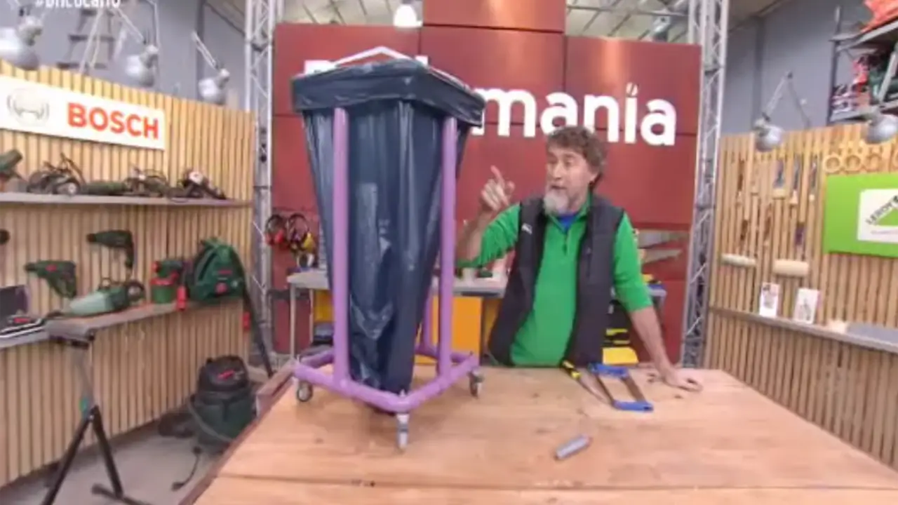 'Bricomanía' crea un carro de PVC para la basura