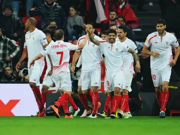 Los jugadores del Sevilla celebran el gol de 'Kolo' en San Mamés Los jugadores del Sevilla celebran el gol de 'Kolo' en San Mamés