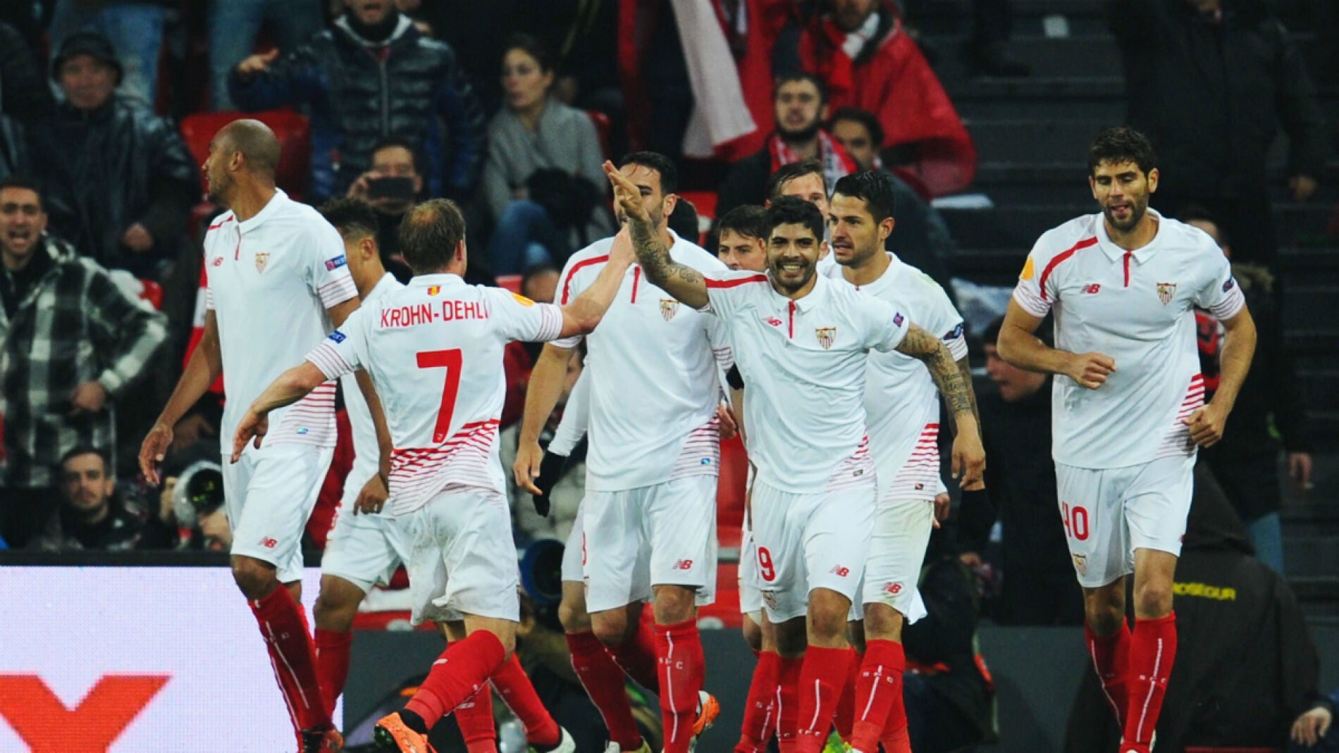Los jugadores del Sevilla celebran el gol de 'Kolo' en San Mam&eacute;s