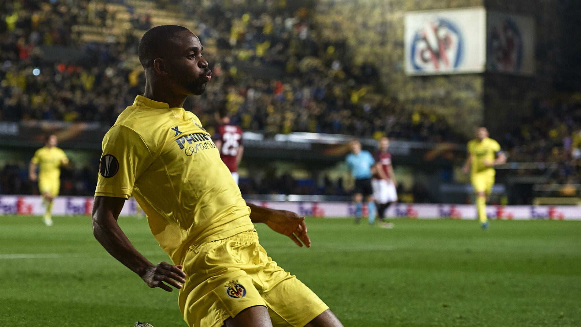 Bakambu celebra su primer gol contra el Sparta