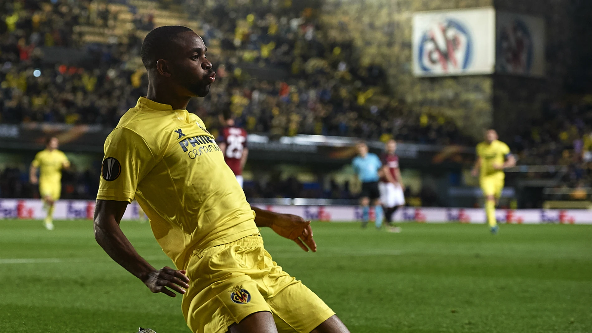 Bakambu celebra su primer gol contra el Sparta Bakambu celebra su primer gol contra el Sparta