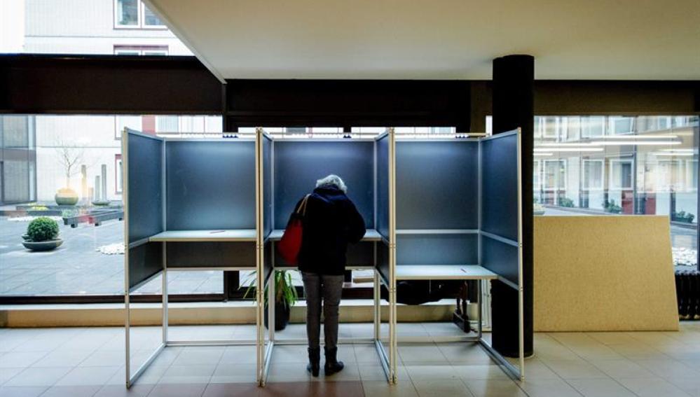 Una mujer vota durante el referéndum sobre la asociación entre la Unión Europea y Ucrania