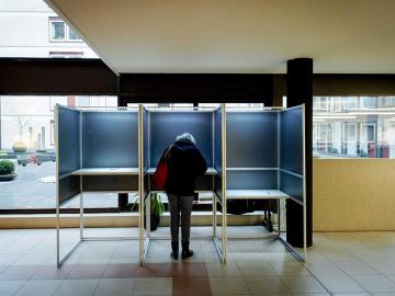 Una mujer vota durante el referéndum sobre la asociación entre la Unión Europea y Ucrania