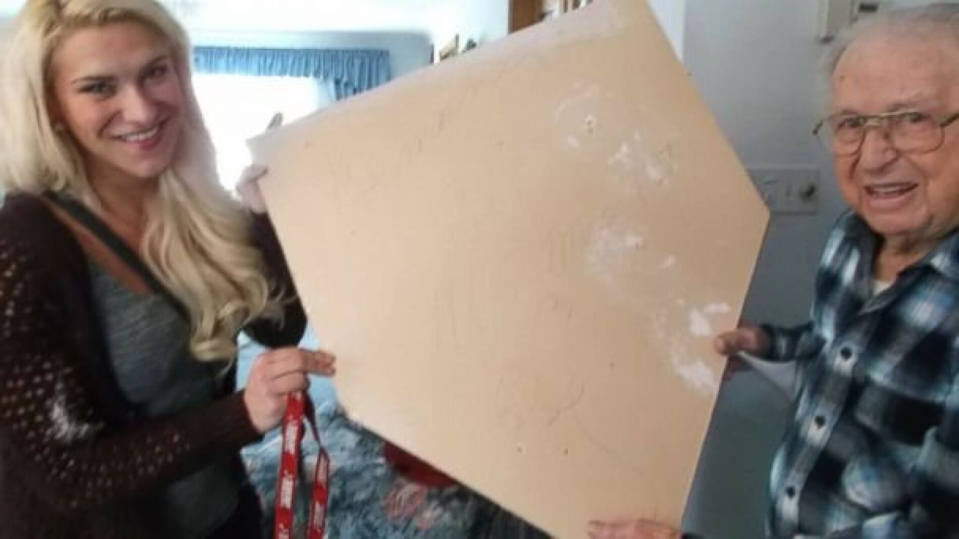 Un anciano recibe una nota de amor escrita por su esposa hace 52 a&ntilde;os