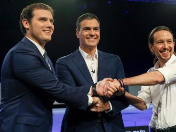 Saludo entre Pedro Sánchez, Albert Rivera y Pablo Iglesias.