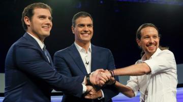 Saludo entre Pedro Sánchez, Albert Rivera y Pablo Iglesias.