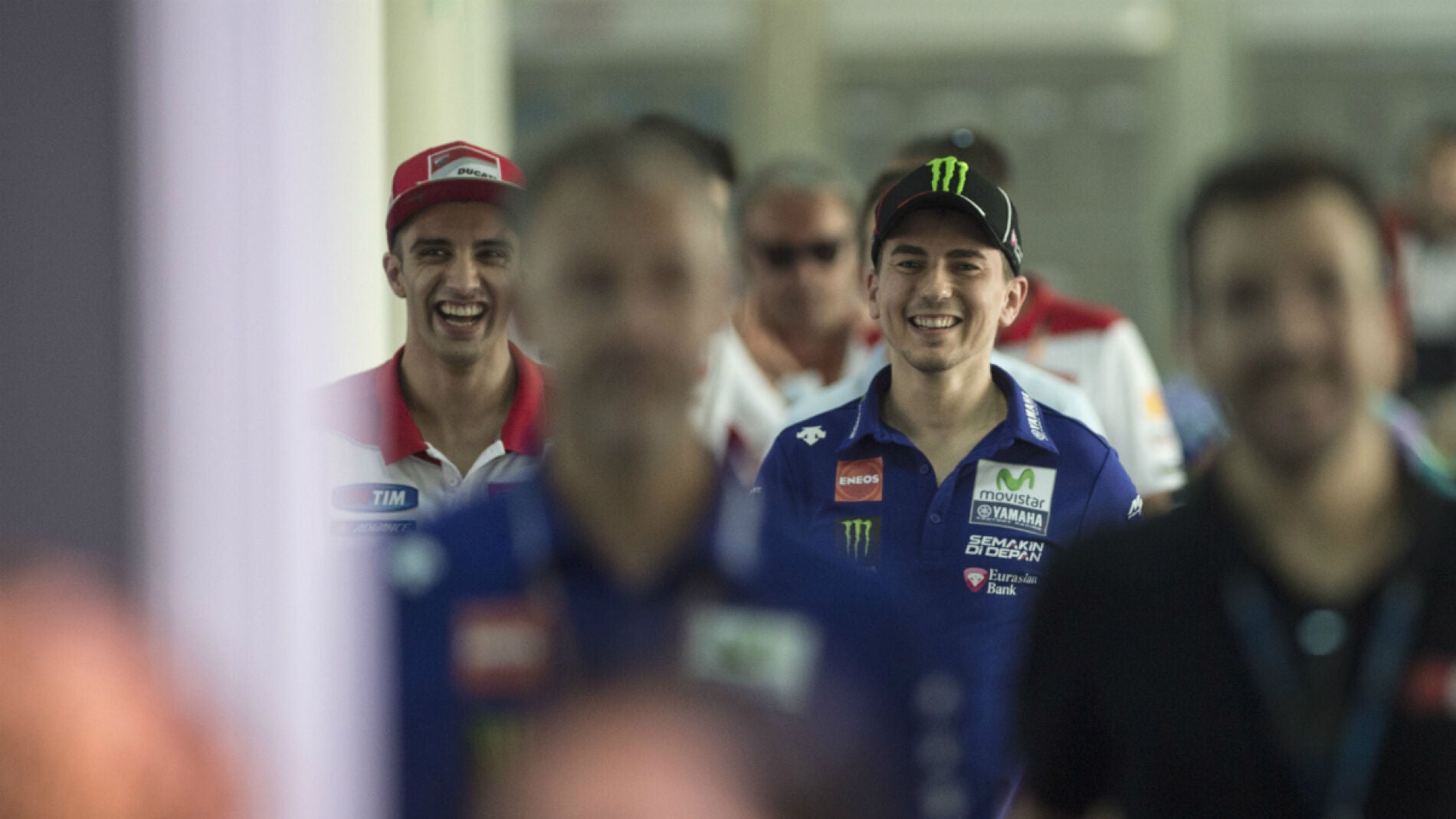 Jorge Lorenzo charla con Andrea Iannone durante un Gran Premio