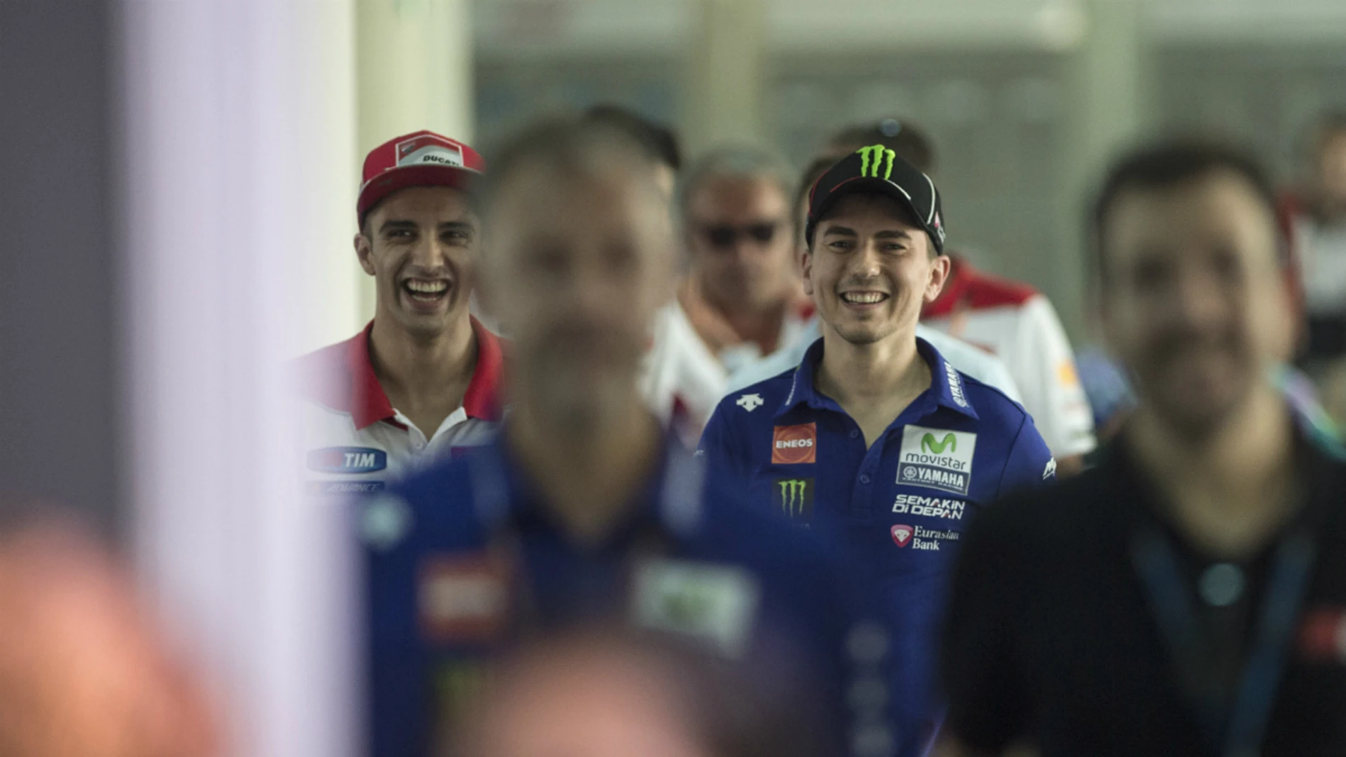 Jorge Lorenzo charla con Andrea Iannone durante un Gran Premio Jorge Lorenzo charla con Andrea Iannone durante un Gran Premio