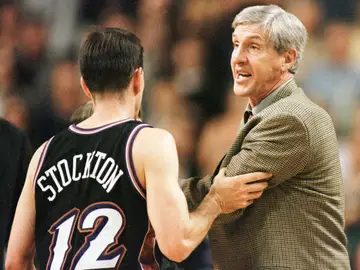 Jerry Sloan, agarrado por John Stockton en un partido de los Utah Jazz Jerry Sloan, agarrado por John Stockton en un partido de los Utah Jazz