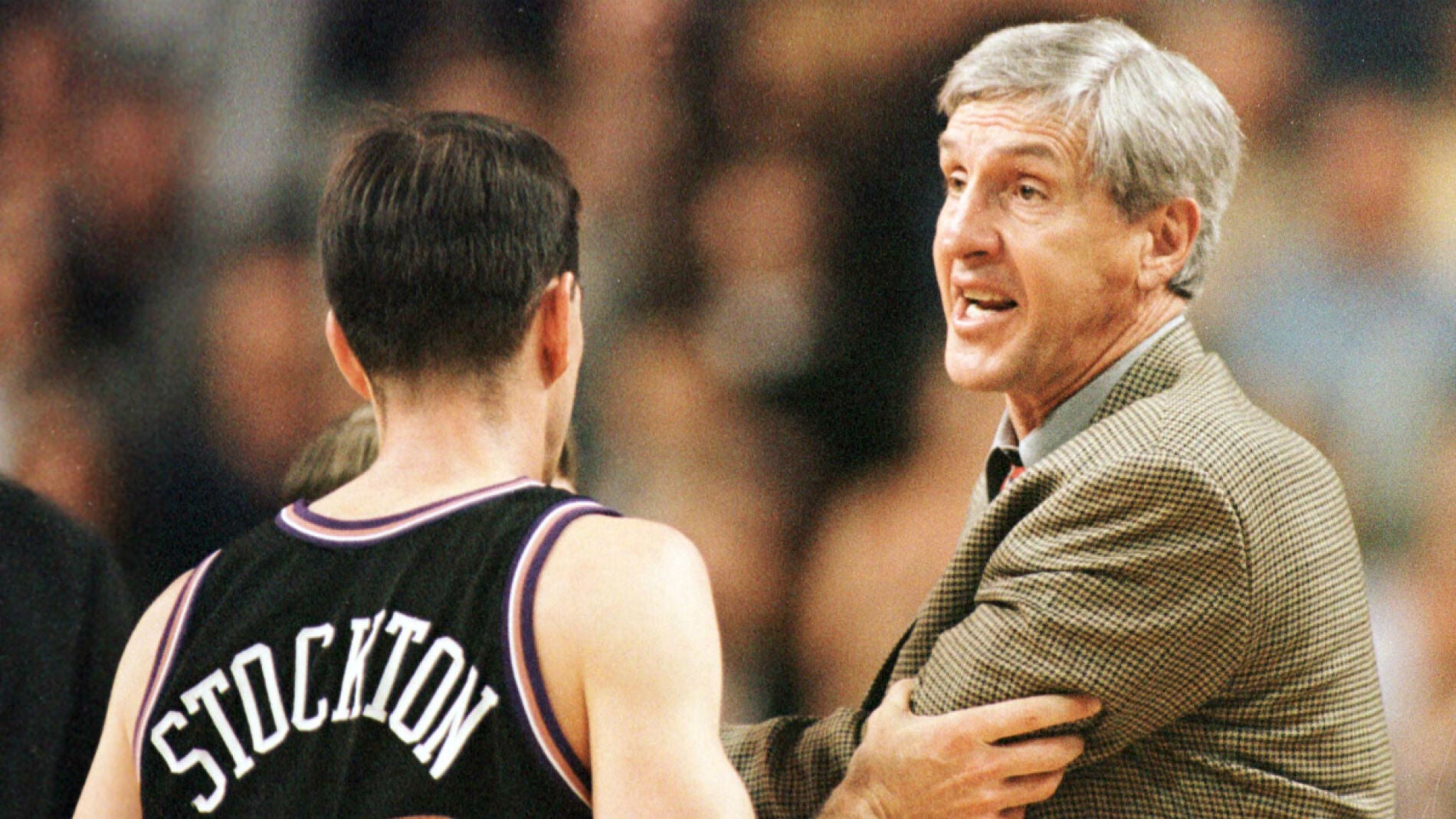 Jerry Sloan, agarrado por John Stockton en un partido de los Utah Jazz