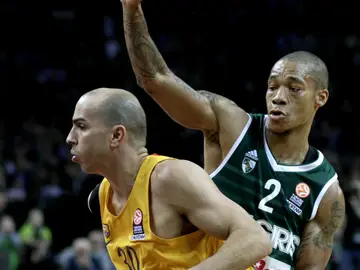 Carlos Arroyo busca un pasador ante la defensa de Jerome Randle Carlos Arroyo busca un pasador ante la defensa de Jerome Randle