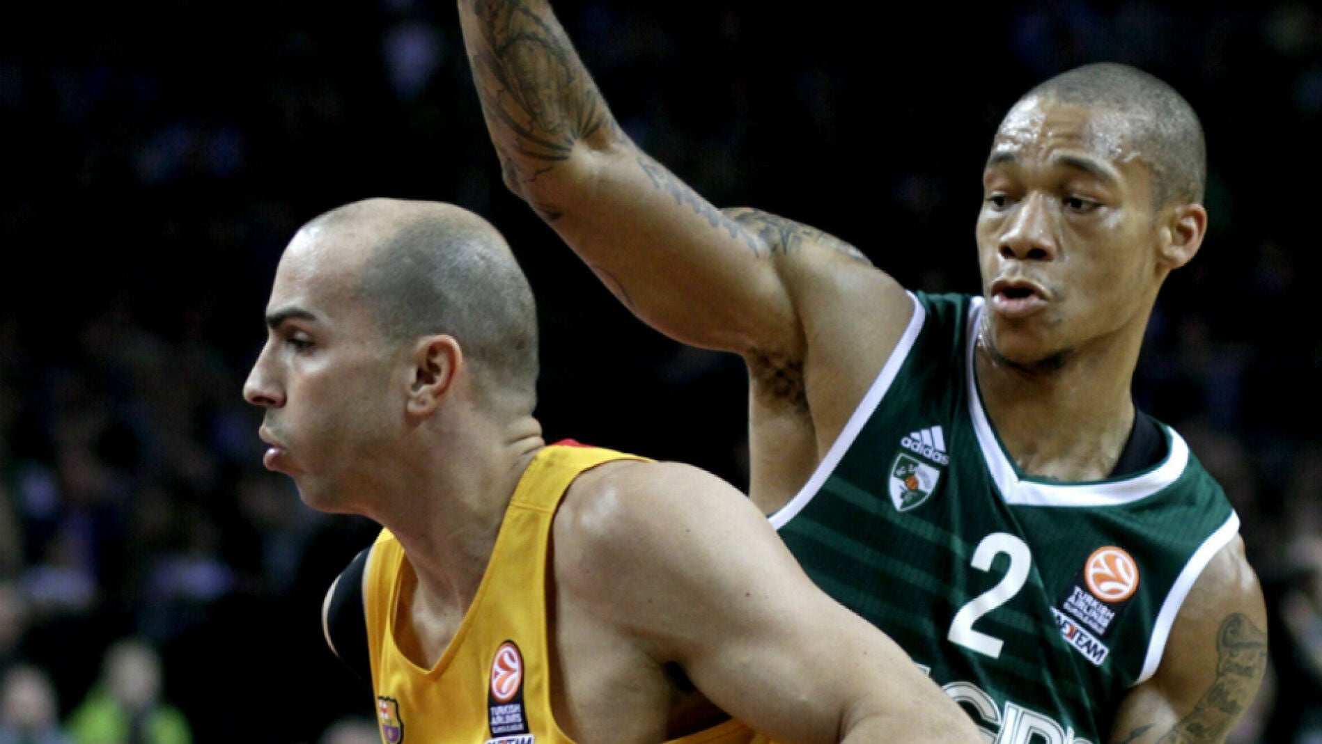 Carlos Arroyo busca un pasador ante la defensa de Jerome Randle