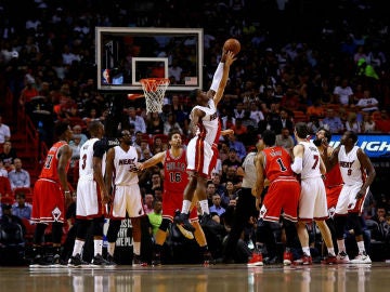 Disputa de balón en el Miami-Bulls