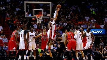 Disputa de balón en el Miami-Bulls