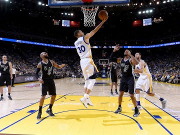 Stephen Curry anota ante la defensa de los Spurs