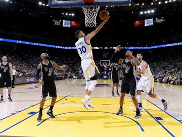 Stephen Curry anota ante la defensa de los Spurs Stephen Curry anota ante la defensa de los Spurs